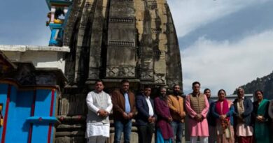 Bharat News:- शीतकालीन गद्दीस्थल श्री ओंकारेश्वर मंदिर  दर्शन को पहुंचे कैबिनेट मंत्री सौरभ बहुगुणा तथा केदारनाथ विधायक आशा नौटियाल।