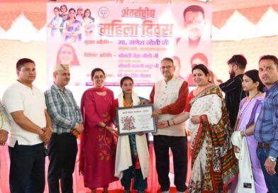 नारी शक्ति सम्मान से मातृशक्ति को सम्मानित करते कैबिनेट मंत्री गणेश जोशी