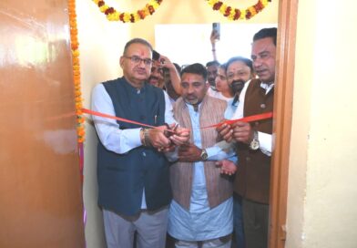 विजय कॉलोनी वार्ड के पथरियापीर में आयुष्मान आरोग्य मंदिर का उद्घाटन करते कैबिनेट मंत्री गणेश जोशी