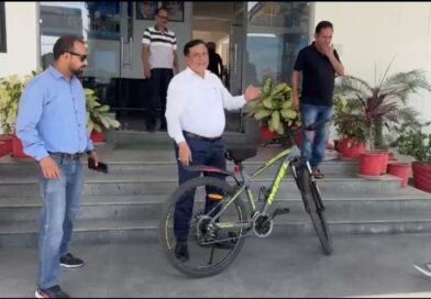 Bharat News:- जब अफसर खुद बने मिसाल साइकिल से दफ्तर पहुंचे बंशीधर तिवारी खुद से की “नो व्हीकल डे” की शुरुआत।
