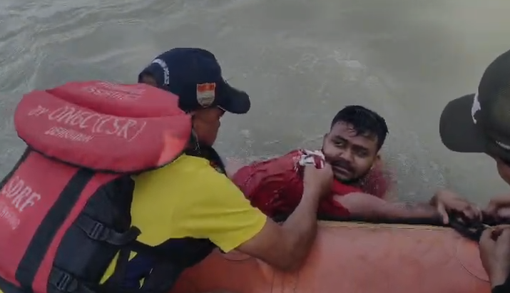 हरिद्वार में बड़ा हादसा टला, उफनती गंगा की लहरों से SDRF ने बचाई 2 युवकों की जान