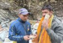 SDRF जवानों ने लौटाई श्रद्धालु की खोई अमानत: घाट पर मिला नकदी और दस्तावेजों से भरा पर्स, सुरक्षित पाकर खिले परिजनों के चेहरे