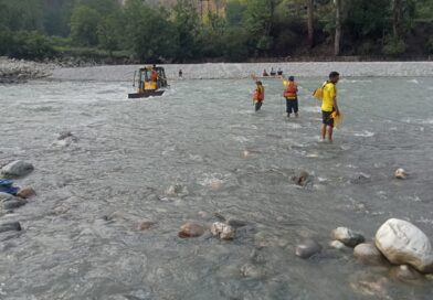 उफनती टोंस नदी के बीच जेसीबी समेत फंसा युवक: SDRF मोरी ने अदम्य साहस से अमित वर्मा को सुरक्षित निकाला बाहर, मौत के मुँह से बचाई 23 वर्षीय युवक की जान