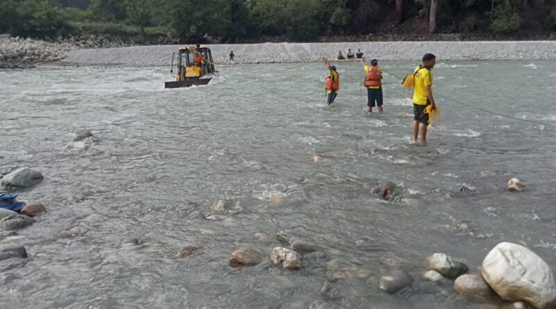 उफनती टोंस नदी के बीच जेसीबी समेत फंसा युवक: SDRF मोरी ने अदम्य साहस से अमित वर्मा को सुरक्षित निकाला बाहर, मौत के मुँह से बचाई 23 वर्षीय युवक की जान