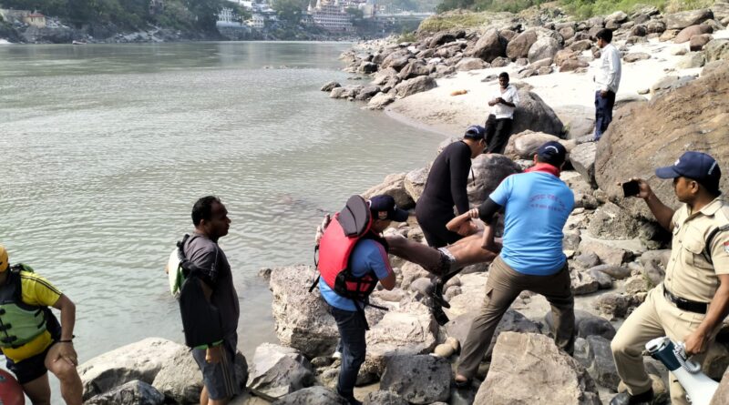 दिल्ली निवासी आशीष कुमार का शव मिलने से परिवार में कोहराम, SDRF ने शव को बाहर निकालकर स्थानीय पुलिस के सुपुर्द किया