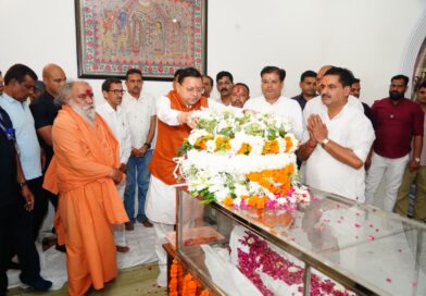 बस्तर से सीधे खंडूड़ी आवास पहुंचे सीएम धामी, अर्पित की भावभीनी श्रद्धांजलि