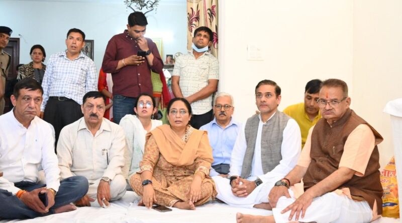 पूर्व सीएम खंडूड़ी के अंतिम दर्शन करने पहुंचे कैबिनेट मंत्री गणेश जोशी