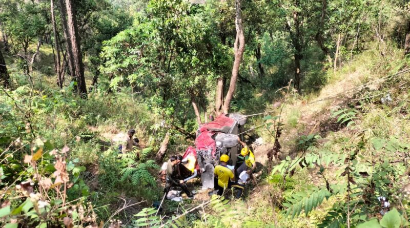 नैनीताल के भवाली बाईपास पर भीषण हादसा, 60 मीटर गहरी खाई में गिरी कार