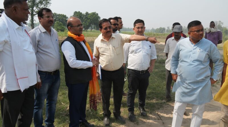 नेपाल सीमा पर बाढ़ सुरक्षा कार्यों का जायजा लेने खटीमा पहुंचे आपदा प्रबंधन सचिव