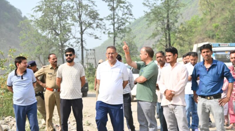 आपदा प्रभावित उद्यमी परिवारों की मदद को आगे आए कैबिनेट मंत्री गणेश जोशी