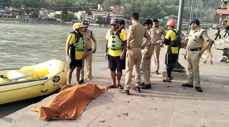 ऋषिकेश के डबल ट्रिपल बीच पर बड़ा हादसा, गंगा में डूबे अमरोहा के दो युवक