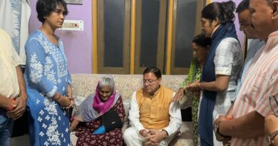 खटीमा दौरे पर पहुंचे सीएम धामी, दिवंगत हस्तियों के घर जाकर व्यक्त की शोक संवेदना