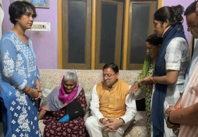 खटीमा दौरे पर पहुंचे सीएम धामी, दिवंगत हस्तियों के घर जाकर व्यक्त की शोक संवेदना