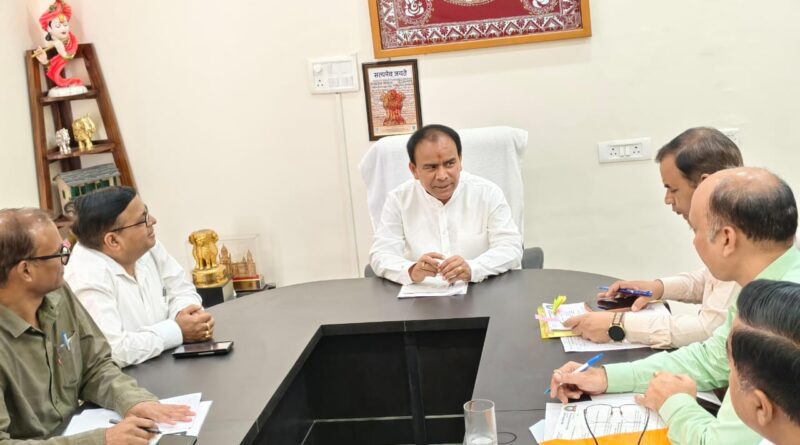 NIT श्रीनगर के निर्माण कार्यों में लाएं तेजी, लापरवाही पर बिफरे मंत्री डॉ. धन सिंह रावत
