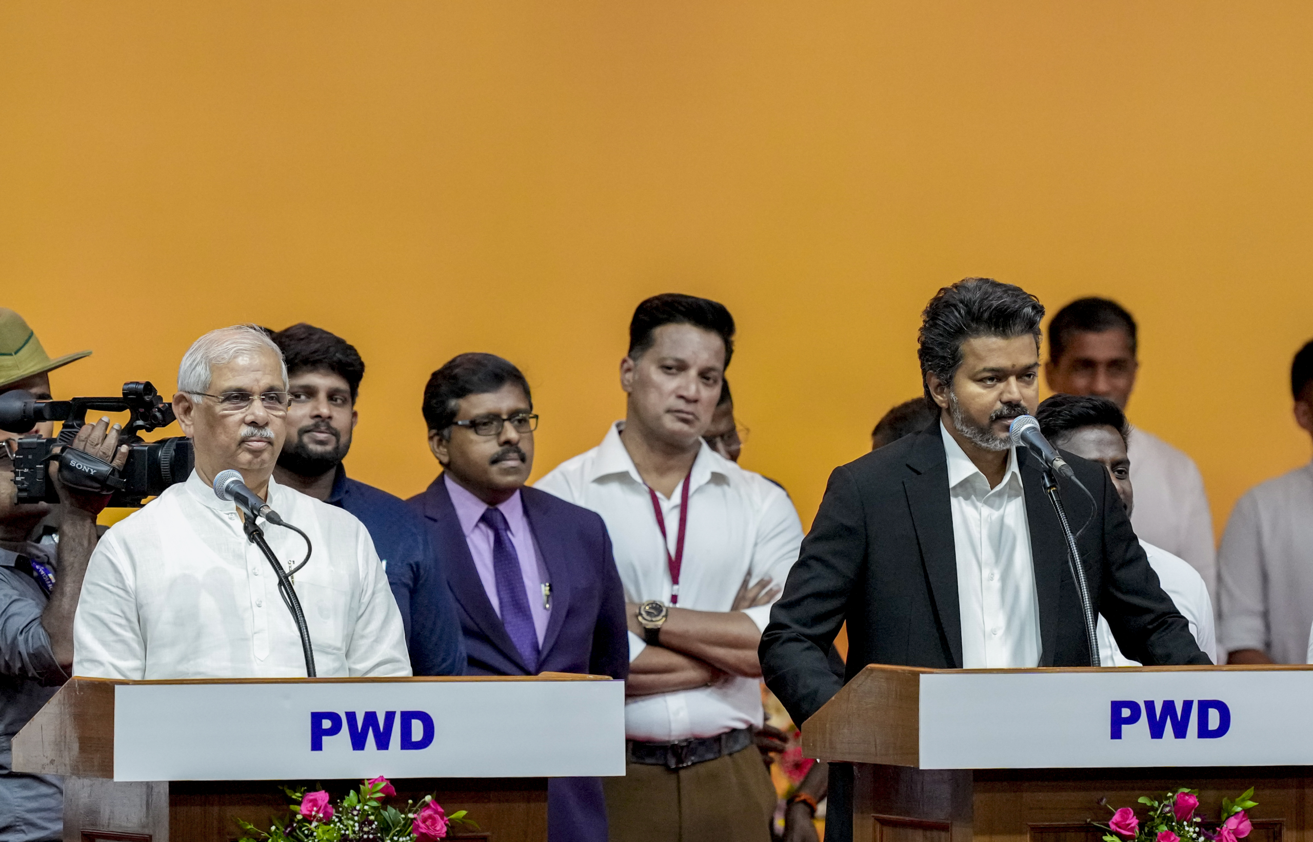 जोसेफ विजय ने ली मुख्यमंत्री पद की शपथ: चेन्नई में ‘थलापति’ राज की शुरुआत, 9 मंत्रियों के साथ संभाली तमिलनाडु की कमान
