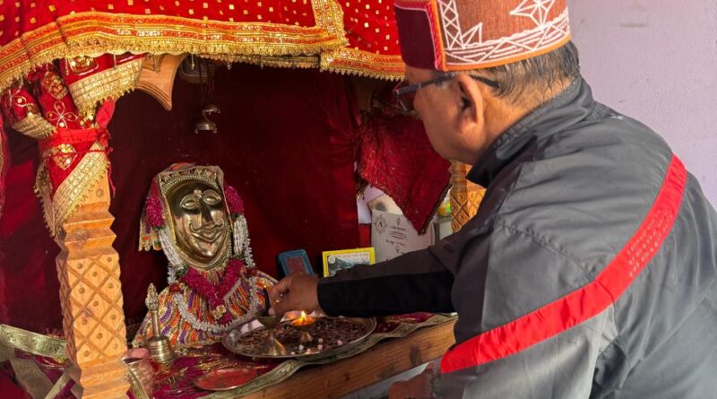 महासू देवता मंदिर में पूजा अर्चना कर करोड़ो देशवासियों के प्रेरणास्रोत  नरेन्द्र मोदी को दी लम्बे कार्यकाल की बधाॅई।