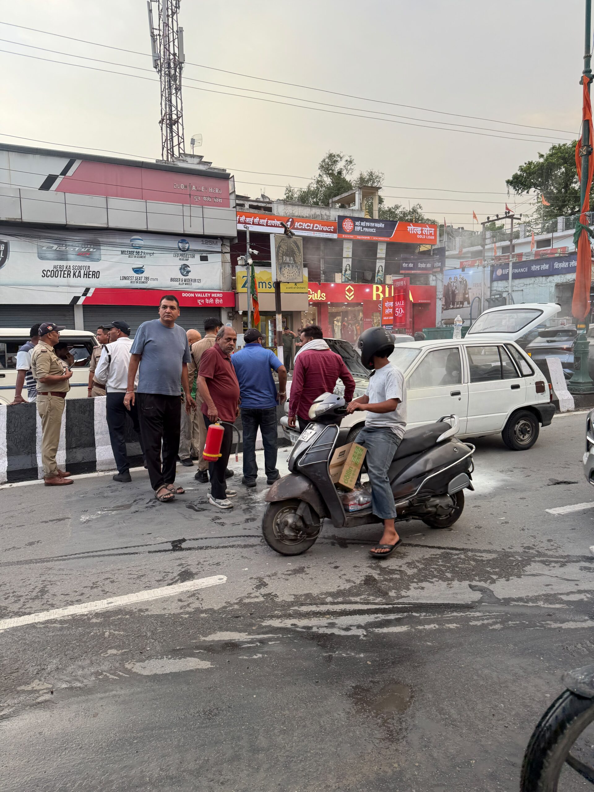 राजपुर रोड दिलाराम में चलती कार में लगी आग, स्थानीय व्यापारी अरविंद रोहिला की सूझबूझ से टला बड़ा हादसा