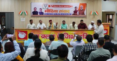 प्रेस के सम्मुख रखा प्रधानमंत्री नरेंद्र मोदी की 12 वर्षों की उपलब्धियों का दस्तावेज