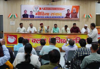 प्रेस के सम्मुख रखा प्रधानमंत्री नरेंद्र मोदी की 12 वर्षों की उपलब्धियों का दस्तावेज