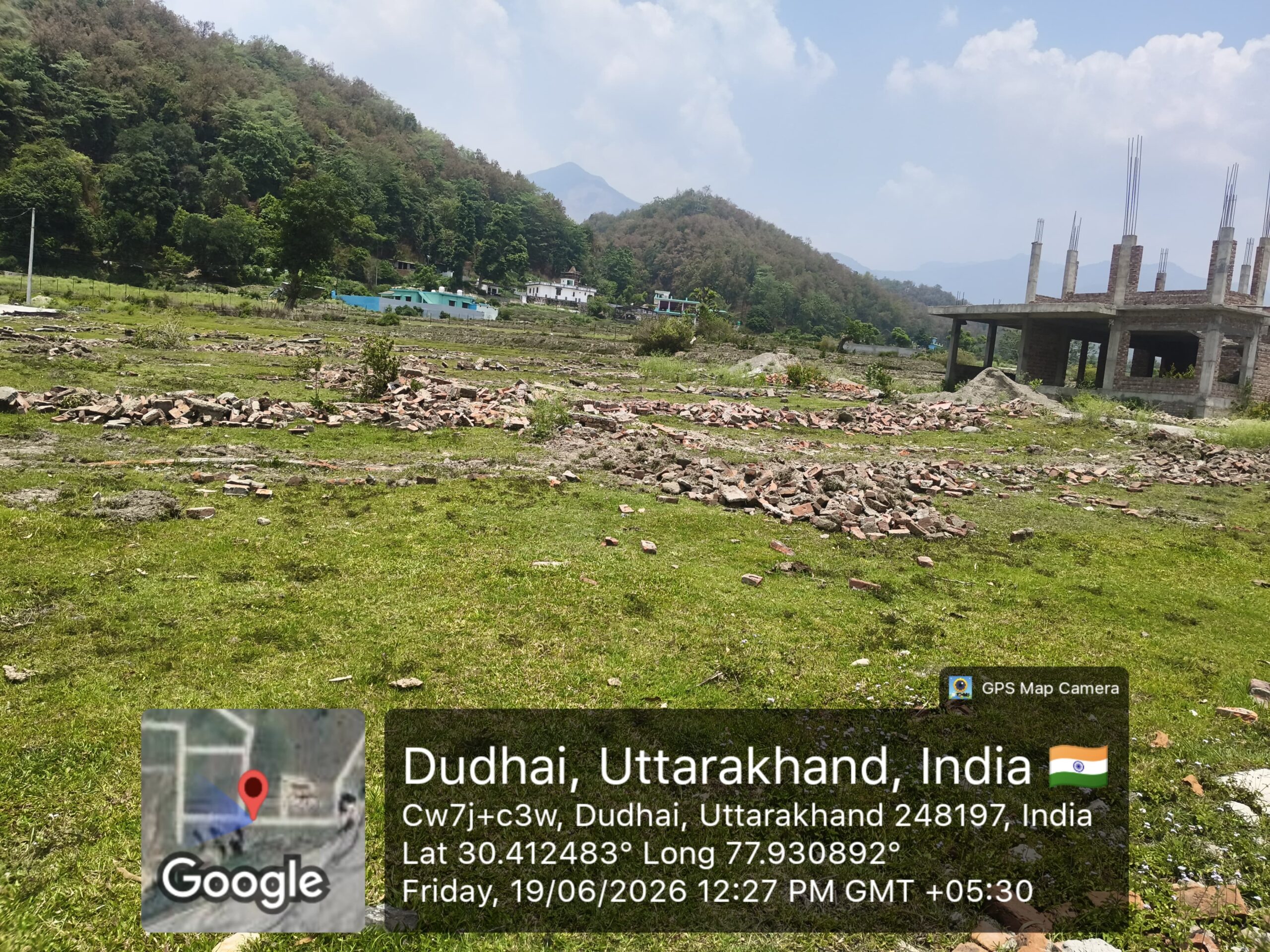 अतुल्यम रिजॉर्ट के पास 10 बीघा में अवैध प्लाटिंग, सीसी सड़क निर्माण पर चला बुलडोजर