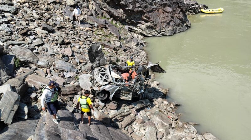 देवप्रयाग में नदी में समाई इनोवा कार, 3 लापता लोगों के लिए SDRF का महा-सर्च अभियान जारी