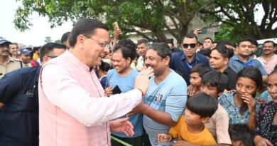 रामनगर में बच्चों के बीच पहुंचे CM धामी, जमकर खिंचवाईं सेल्फी और तस्वीरें