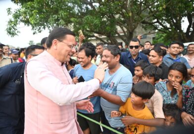 रामनगर में बच्चों के बीच पहुंचे CM धामी, जमकर खिंचवाईं सेल्फी और तस्वीरें