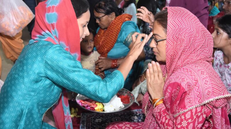 अल्मोड़ा के गुरु गोरखनाथ मंदिर में बैशी-जागर कार्यक्रम में पहुंचीं रेखा आर्या