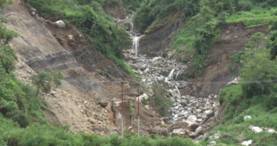 आपदा के डर से कार्लीगाड़ के ग्रामीणों ने छोड़ा अपना गांव, किराए का कमरा लेकर रहने को मजबूर