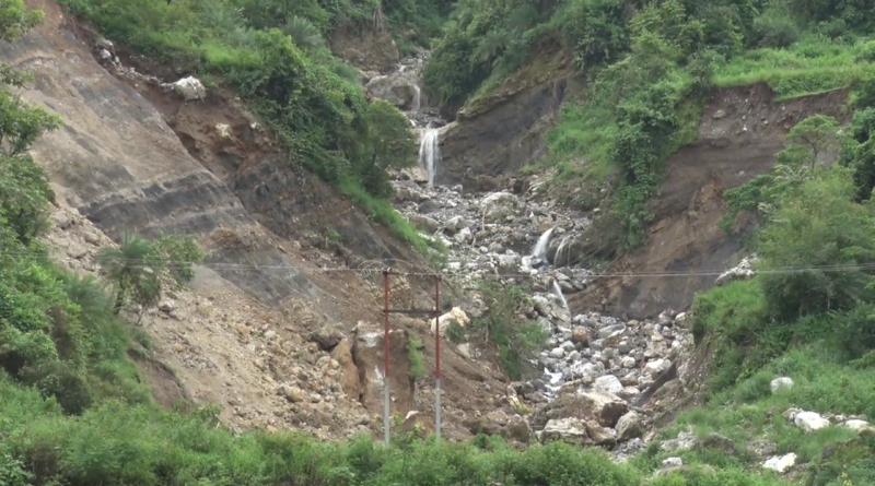आपदा के डर से कार्लीगाड़ के ग्रामीणों ने छोड़ा अपना गांव, किराए का कमरा लेकर रहने को मजबूर