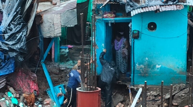 Bharat News:- विष्णु घाट रेलवे स्टेशन के पास मकान गिरने की घटना में फायर सर्विस ने चार लोगों को सुरक्षित निकाला।