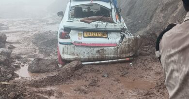 Bharat News:- सतपुली-पौड़ी मार्ग पर यात्री वाहन पर मलबा गिरने की घटना में SDRF उत्तराखंड पुलिस ने चलाया रेस्क्यू अभियान।