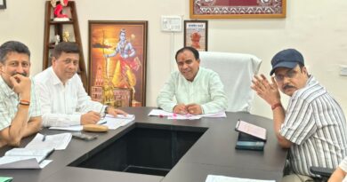 डॉ. धन सिंह रावत ने सड़क निर्माण कार्यों की समीक्षा, अधिकारियों को दिए निर्देश