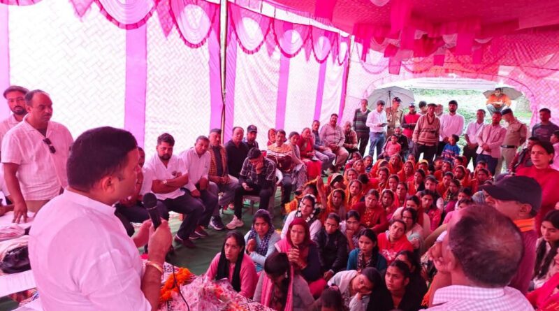 भीमताल: कैबिनेट मंत्री राम सिंह कैड़ा ने सुनी ग्रामीणों की समस्याएं, अधिकारियों को दिए समाधान के निर्देश