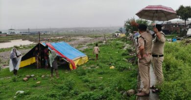 भारी बारिश के कारण नदी नालों के किनारे रहने वाले लोगो को पुलिस द्वारा किया जा रहा सचेत