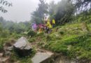 जनपद उत्तरकाशी, यमुनोत्री मार्ग पर मलबा आने से अवरुद्ध रास्ते पर SDRF ने रोप फिक्स कर लगभग 100 यात्रियों को सकुशल कराया पार