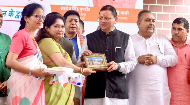 एसजीआरआर स्कूल पहुंचे मुख्यमंत्री, बच्चों से किया संवाद