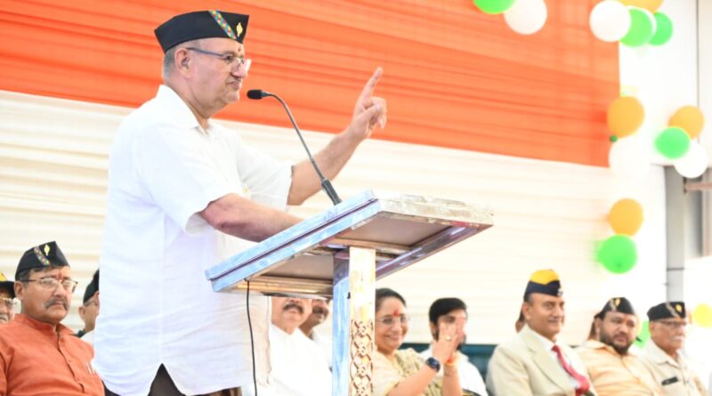 कोटद्वार में आयोजित वीर सैनिक सम्मान समारोह को संबोधित करते सैनिक कल्याण मंत्री गणेश जोशी