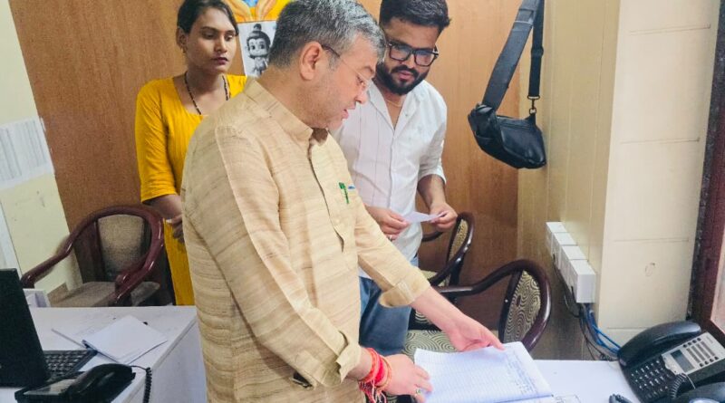 मेयर सौरभ थपलियाल ने आपदा कंट्रोल रूम का किया औचक निरीक्षण, व्यवस्थाओं का लिया जायजा