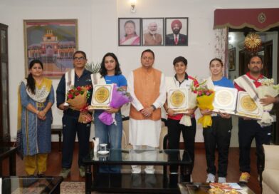 मुख्यमंत्री धामी से मिलीं अंतरराष्ट्रीय स्तर पर पदक जीतने वाली उत्तराखंड की महिला मुक्केबाज, मुख्यमंत्री ने किया सम्मानित