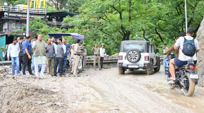 देहरादून-मसूरी मार्ग के क्षतिग्रस्त मार्ग का मंत्री गणेश जोशी ने किया निरीक्षण, पुनर्निर्माण में तेजी के निर्देश