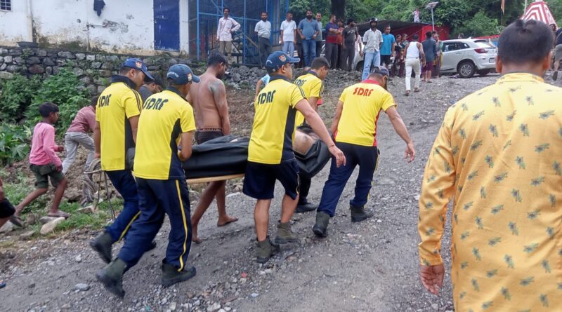 सहस्त्रधारा में नदी में डूबे युवक को एसडीआरएफ ने त्वरित रेस्क्यू कर अस्पताल पहुंचाया