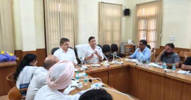 प्रदेश के शहरी विकास मंत्री राम सिंह कैड़ा ने सर्किट हॉउस में विभागीय अधिकारियों के साथ समीक्षा बैठक की