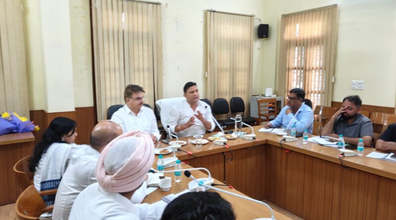 प्रदेश के शहरी विकास मंत्री राम सिंह कैड़ा ने सर्किट हॉउस में विभागीय अधिकारियों के साथ समीक्षा बैठक की