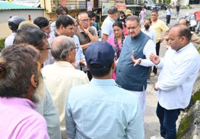 चिड़ोंवाली मंदाकनी विहार में क्षतिग्रस्त पुल का मंत्री गणेश जोशी ने किया स्थलीय निरीक्षण, एक सप्ताह में डीपीआर तैयार करने के निर्देश