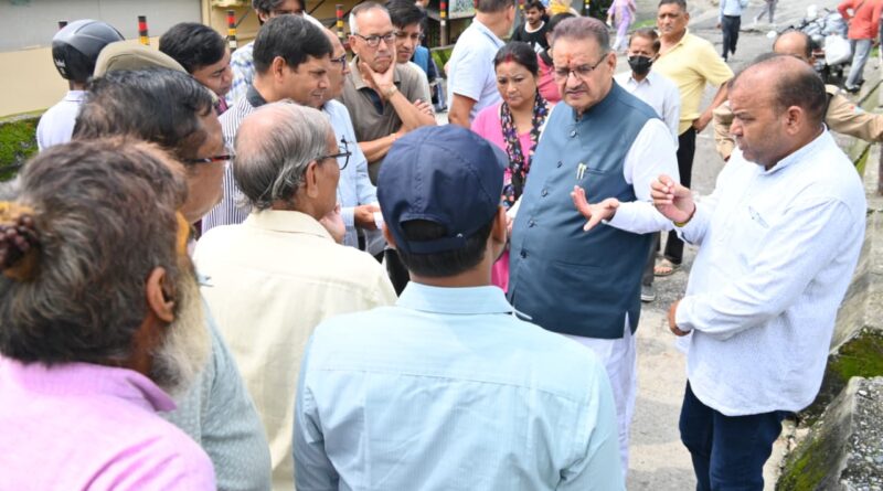 चिड़ोंवाली मंदाकनी विहार में क्षतिग्रस्त पुल का मंत्री गणेश जोशी ने किया स्थलीय निरीक्षण, एक सप्ताह में डीपीआर तैयार करने के निर्देश