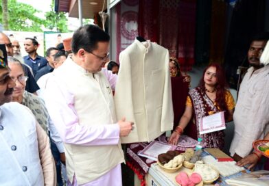 राष्ट्रीय हथकरघा दिवस पर मुख्यमंत्री धामी ने उत्कृष्ट बुनकरों और हस्तशिल्प कारीगरों को किया सम्मानित
