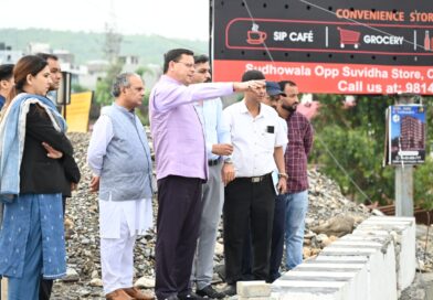 मुख्यमंत्री ने नंदा की चौकी पुल के एप्रोच रोड के पुनर्निर्माण कार्य का किया निरीक्षण