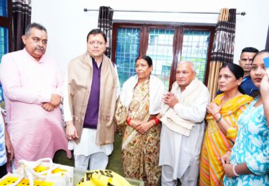 मुख्यमंत्री धामी ने 15 अगस्त की पूर्व संध्या पर शहीद अमित कुमार अणथ्वाल के परिजनों से की भेंट, किया सम्मानित