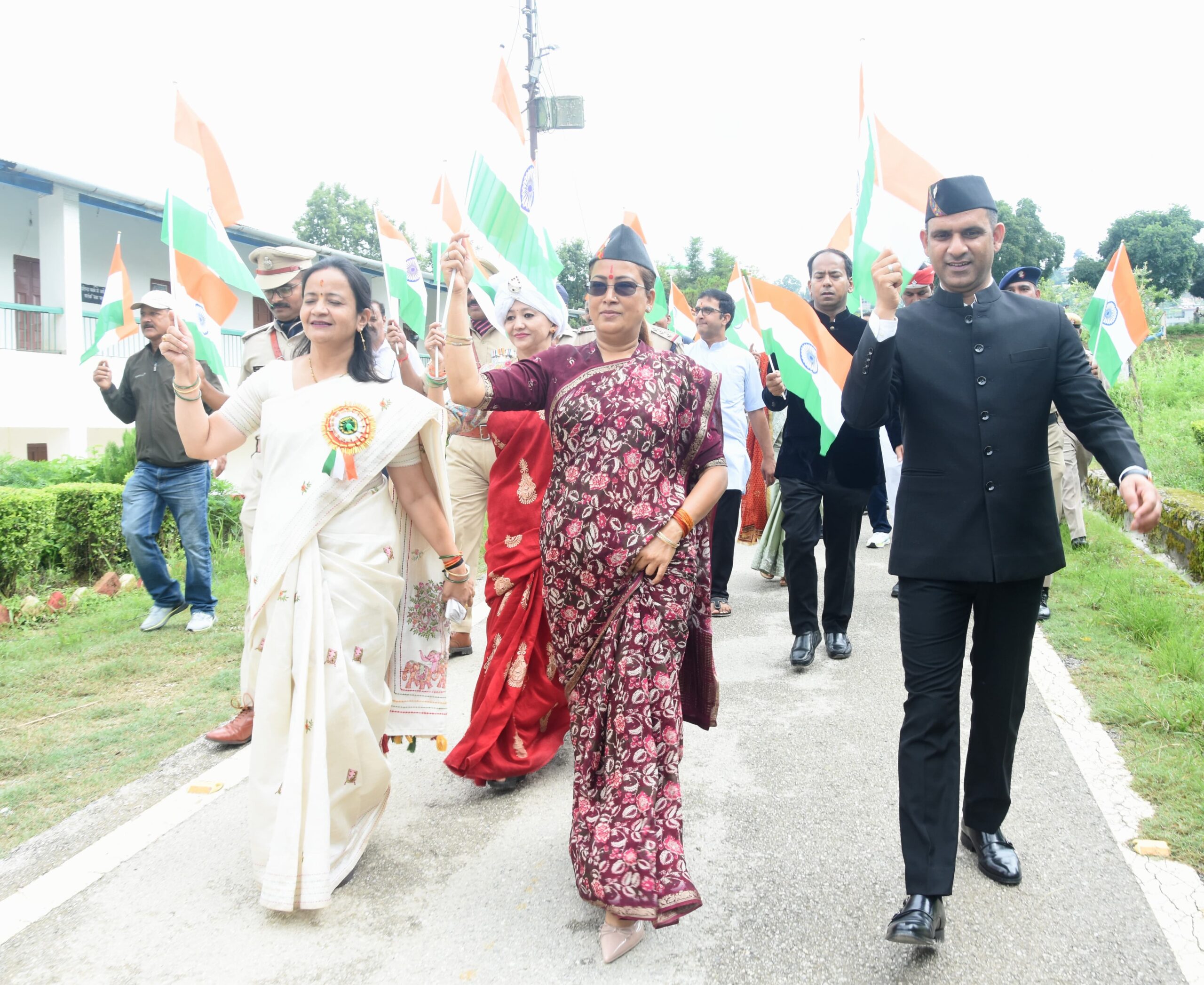 पिथौरागढ़ के मिनी स्टेडियम में प्रभारी मंत्री रेखा आर्या ने किया ध्वजारोहण